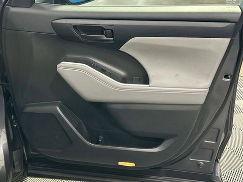 Used 2022 Toyota Highlander LE image 38