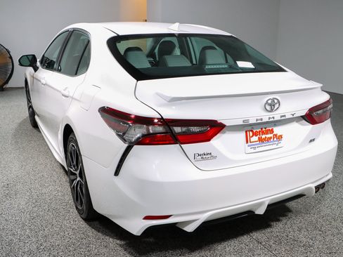 Used 2023 Toyota Camry SE FWD image 9