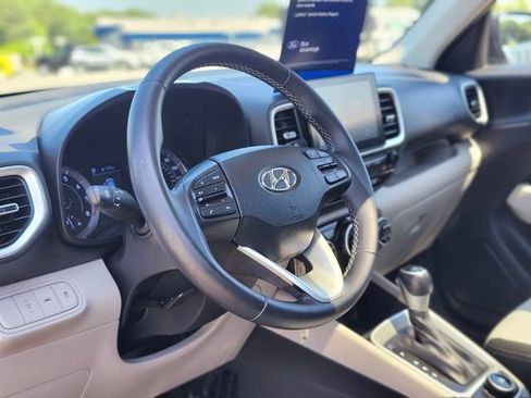 Used 2022 Hyundai Venue SEL FWD image 19