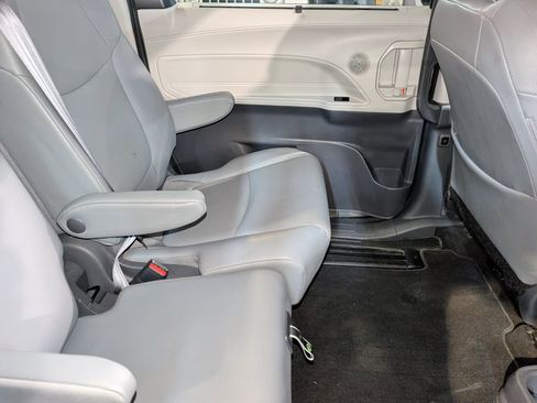 Used 2021 Toyota Sienna XLE w/ XLE Plus Package FWD image 27