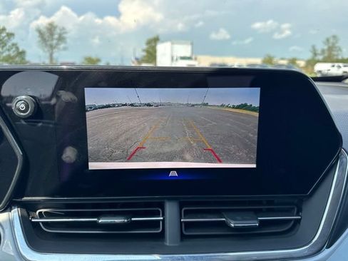 Used 2025 Chevrolet Trax LT FWD image 11