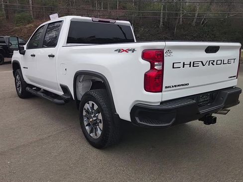 Used 2023 Chevrolet Silverado 2500 Custom w/ Custom Value Package image 3