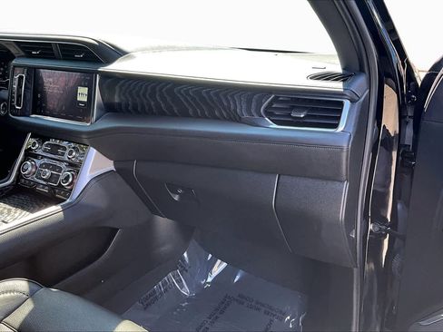 Used 2023 GMC Yukon XL Denali AWD/4WD image 19
