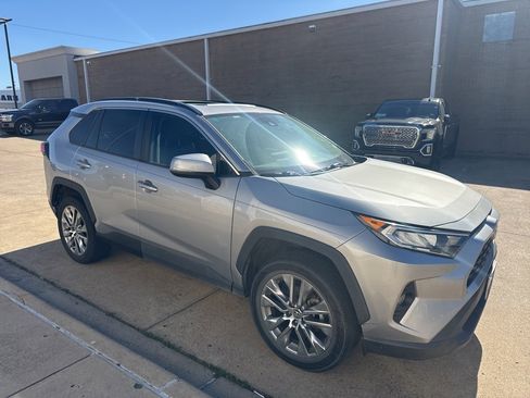 Used 2021 Toyota RAV4 XLE Premium image 3