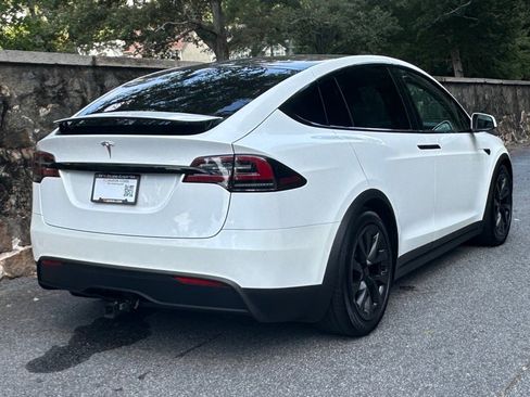 Used 2022 Tesla Model X image 9