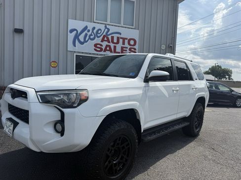 Used 2016 Toyota 4Runner SR5 AWD/4WD image 2