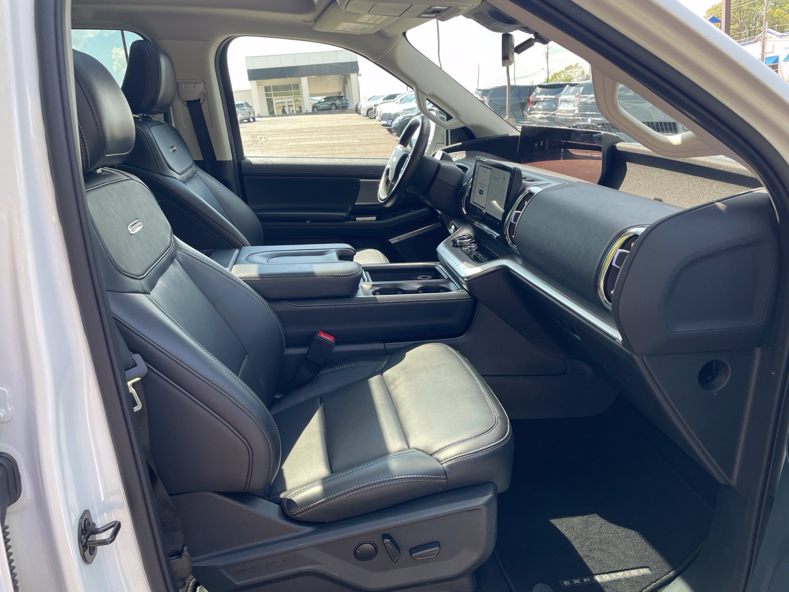 Used 2025 Ford Expedition Platinum AWD/4WD image 32