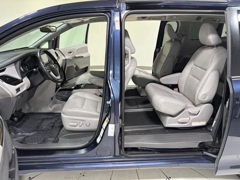 Used 2020 Toyota Sienna XLE AWD/4WD image 12