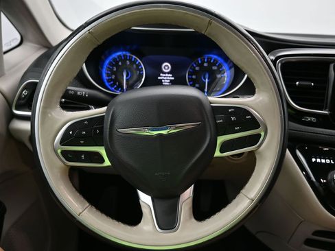 Used 2020 Chrysler Pacifica Limited image 14