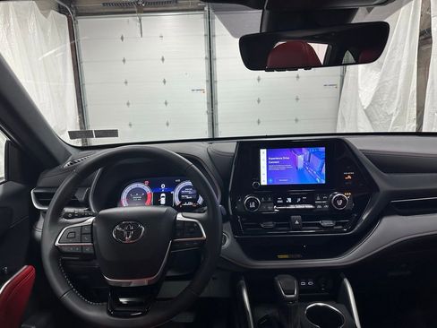 Used 2025 Toyota Highlander XSE image 16