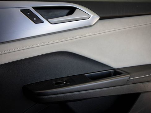 Certified 2025 Volkswagen Taos SE w/ Panoramic Sunroof Package FWD image 18