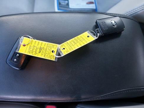 Used 2016 Toyota Avalon Limited image 2