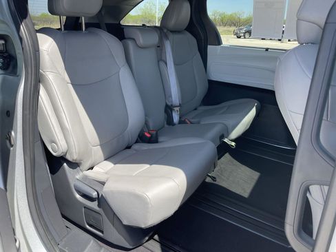 Used 2025 Toyota Sienna XLE FWD image 32