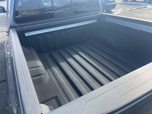 Used 2022 Nissan Frontier SV image 5