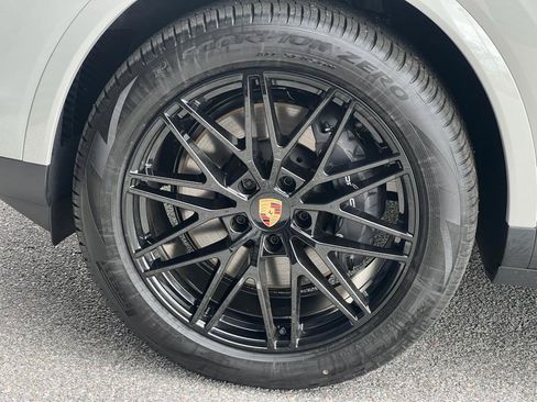 New 2025 Porsche Cayenne image 14