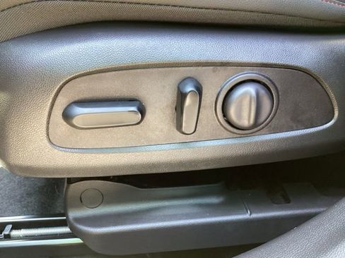 Used 2025 Chevrolet Trax RS w/ Sunroof Package FWD image 15