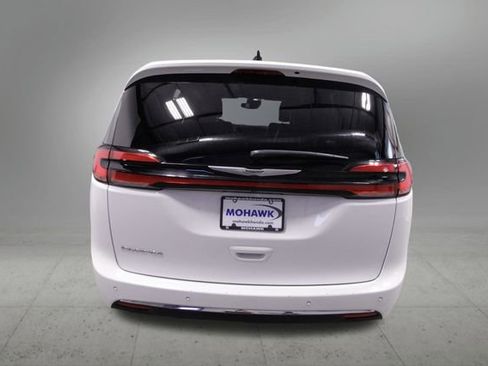 Used 2025 Chrysler Pacifica Select FWD image 4
