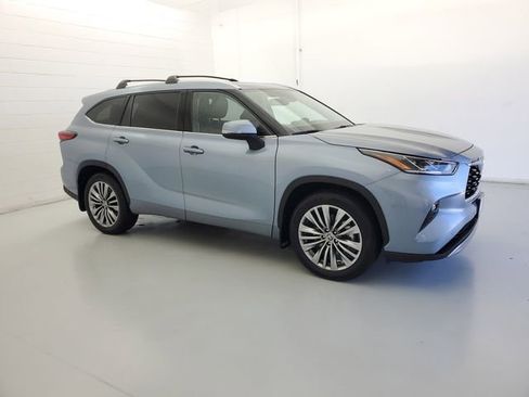 Used 2022 Toyota Highlander Platinum AWD/4WD image 4