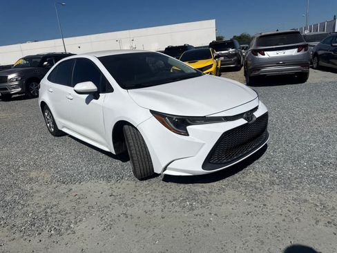Used 2020 Toyota Corolla LE FWD image 3