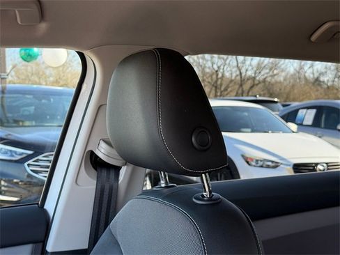 Certified 2022 Volkswagen Taos SE image 11