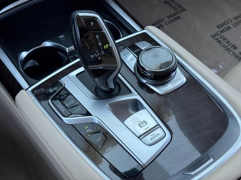 Used 2020 BMW 750i xDrive w/ Executive Package image 31