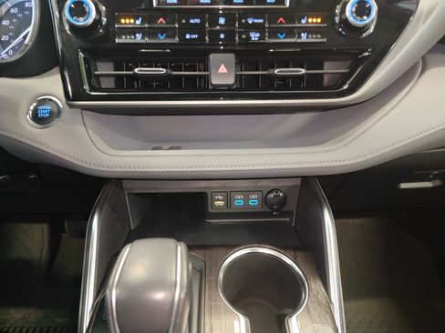 Used 2022 Toyota Highlander Platinum image 32