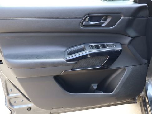 Used 2025 Nissan Pathfinder SV AWD/4WD image 21