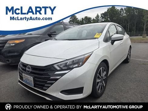 Used 2025 Nissan Versa SV FWD image 1