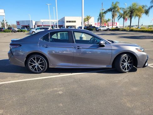 Used 2021 Toyota Camry SE image 3