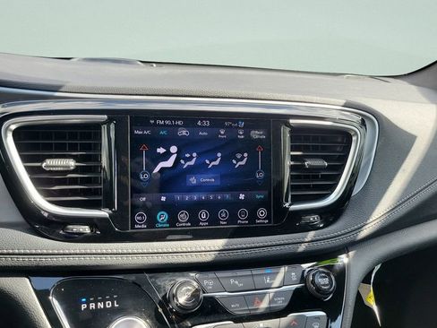 Used 2019 Chrysler Pacifica Limited w/ Advanced Safetytec Group FWD image 13