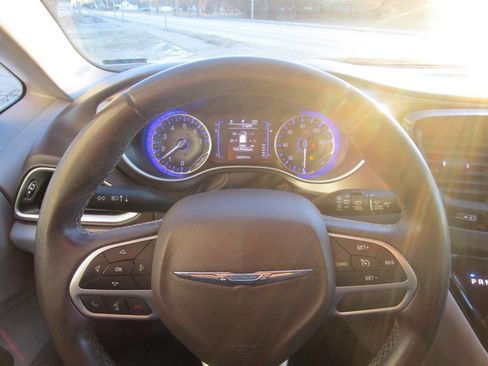 Used 2017 Chrysler Pacifica Touring-L w/ Tire & Wheel Group image 19