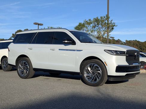 Certified 2025 Lincoln Navigator Reserve image 3