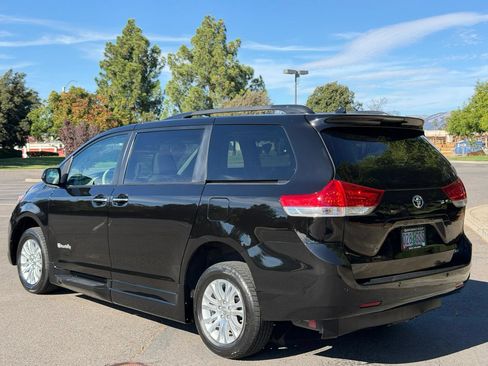 Used 2013 Toyota Sienna XLE w/ Premium Pkg FWD image 3