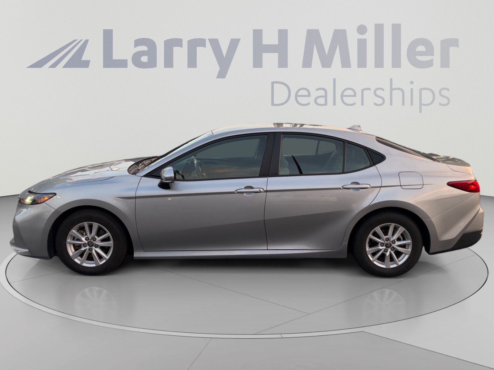 Used 2025 Toyota Camry LE FWD image 2