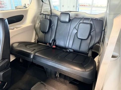 Used 2024 Chrysler Pacifica Touring-L FWD image 15
