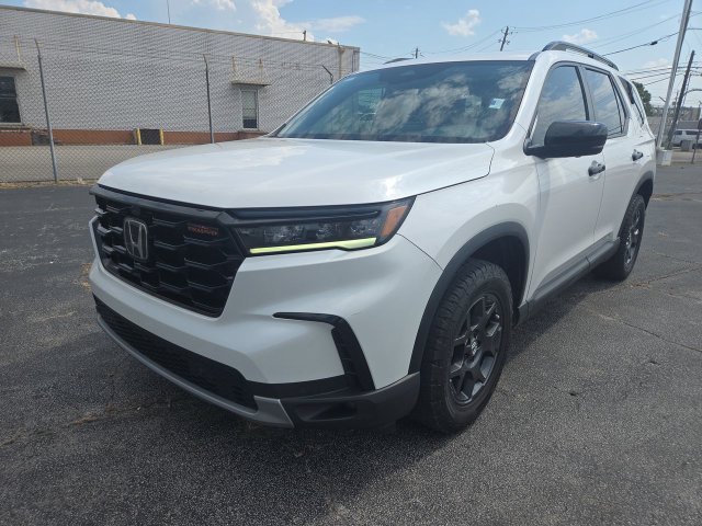 Used 2025 Honda Pilot TrailSport image 4