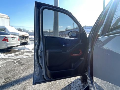 Used 2023 Nissan Frontier PRO-4X w/ Technology Package image 9