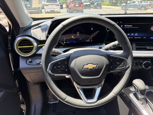 Used 2024 Chevrolet Trax LT w/ LT Convenience Package FWD image 23