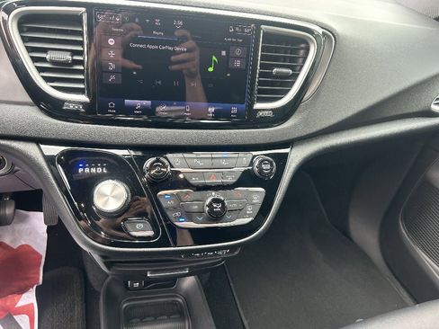 Used 2025 Chrysler Pacifica Select FWD image 14