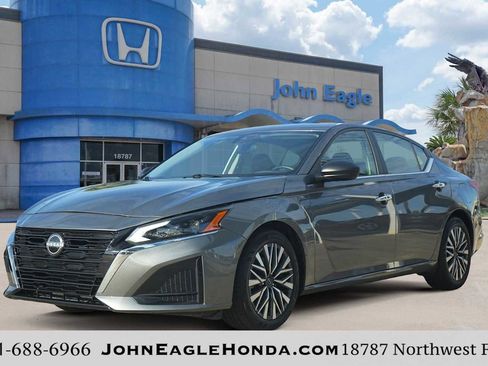 Used 2024 Nissan Altima 2.5 SV image 1
