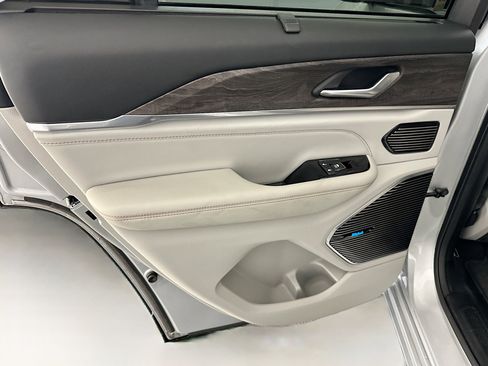 Used 2022 Jeep Grand Cherokee Overland w/ Luxury Tech Group IV image 28