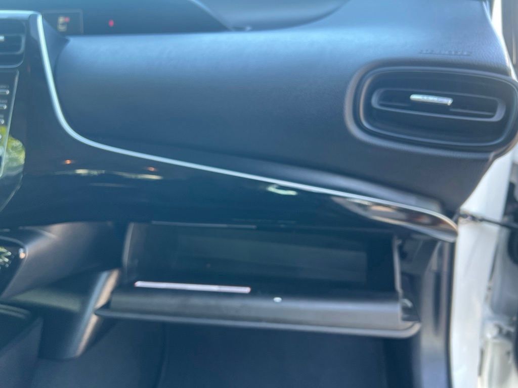 Used 2021 Toyota Prius L Eco FWD image 14