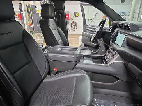 Used 2022 GMC Yukon XL Denali AWD/4WD image 10