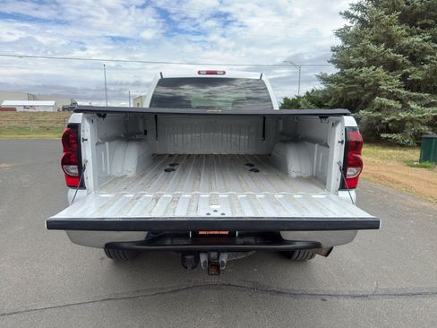 Used 2004 Chevrolet Silverado 2500 LS w/ Skid Plate Package AWD/4WD image 14