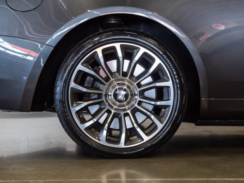 Used 2018 Rolls-Royce Dawn RWD image 17