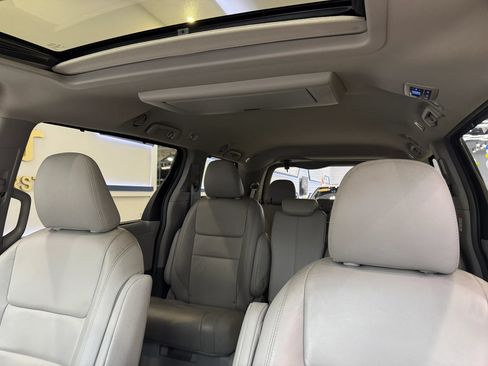 Used 2016 Toyota Sienna XLE Premium w/ Outdoor Package FWD image 21