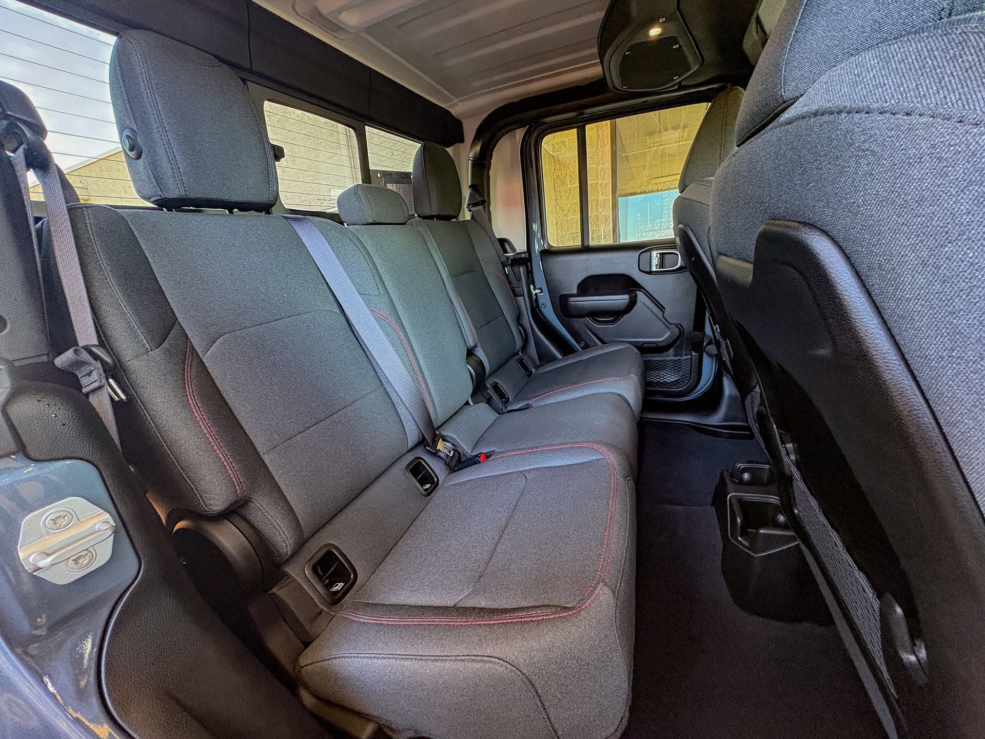 Used 2025 Jeep Gladiator Rubicon w/ Convenience Group AWD/4WD image 23