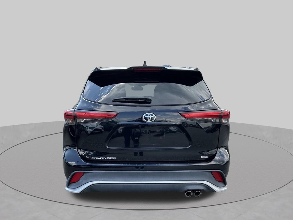 Used 2021 Toyota Highlander XSE FWD image 4
