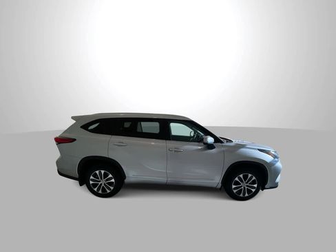 Used 2023 Toyota Highlander XLE AWD/4WD image 9