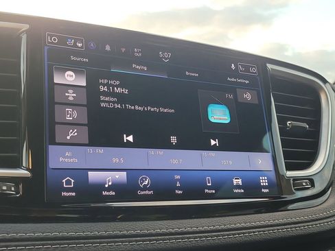 Certified 2025 Chrysler Pacifica Limited image 23